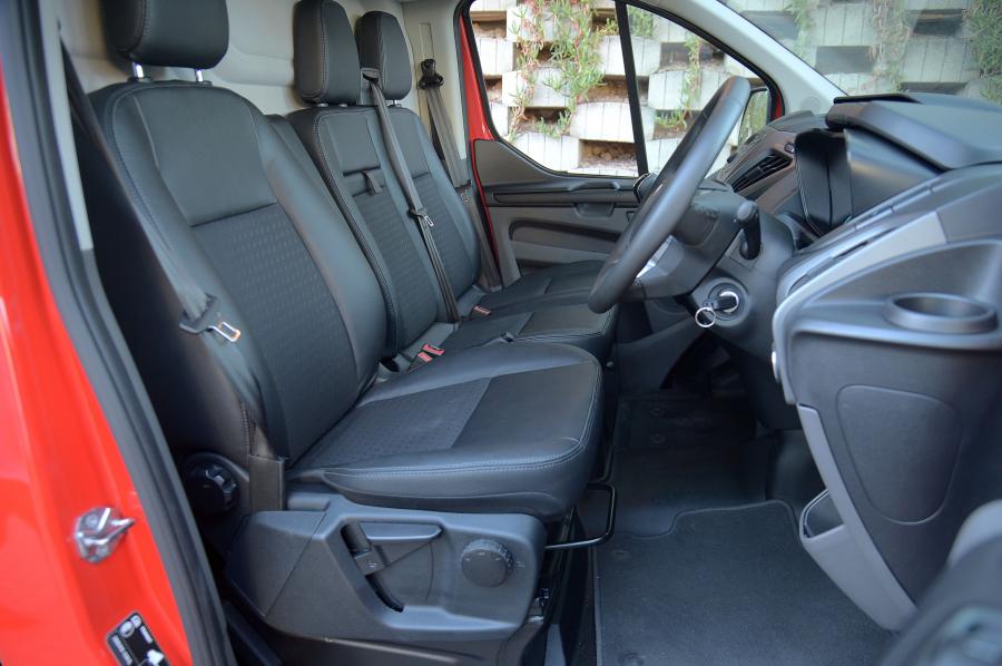 Интерьер Ford Transit Custom Sport 2018 года  (ZA) (фото 12 из 25)